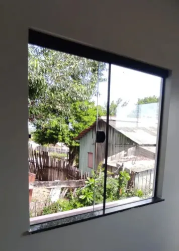 Vendo e monto janelas de vidro temperado.