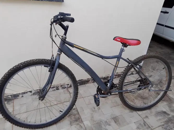 Bicicleta cinza usada