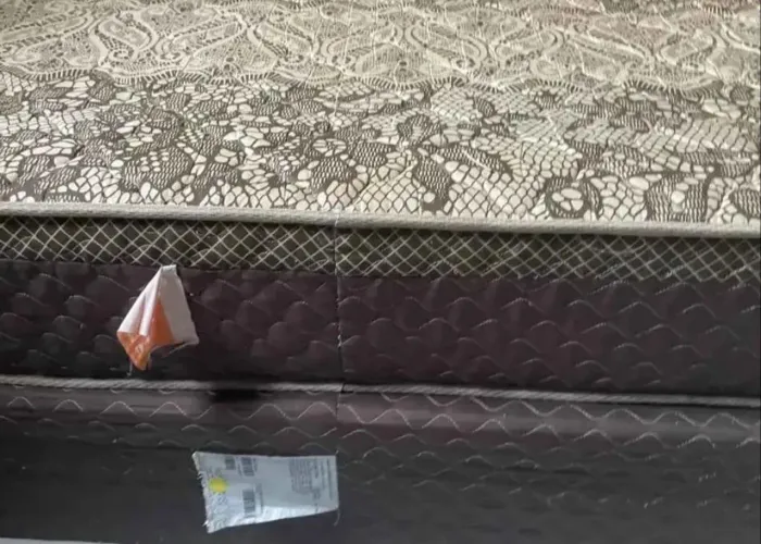 Cama box casal tamanho normal com colchão em mola usada 