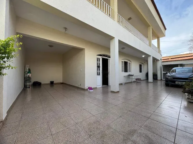 Casa com 3 quartos, suíte e 4 vagas de garagem à venda no bairro Milionários/BH!