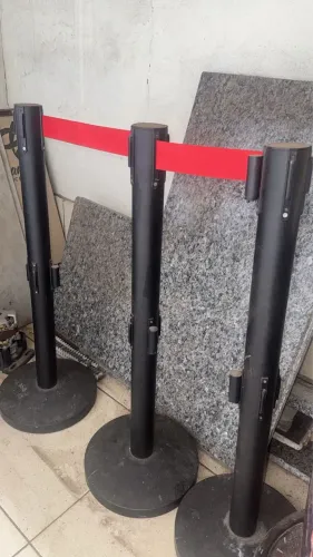 Pedestal organizador de fila com fita retrátil. 