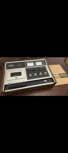 Technics RS-271U, Tape deck de cassete vintage fabricado no início da década de 1970. 