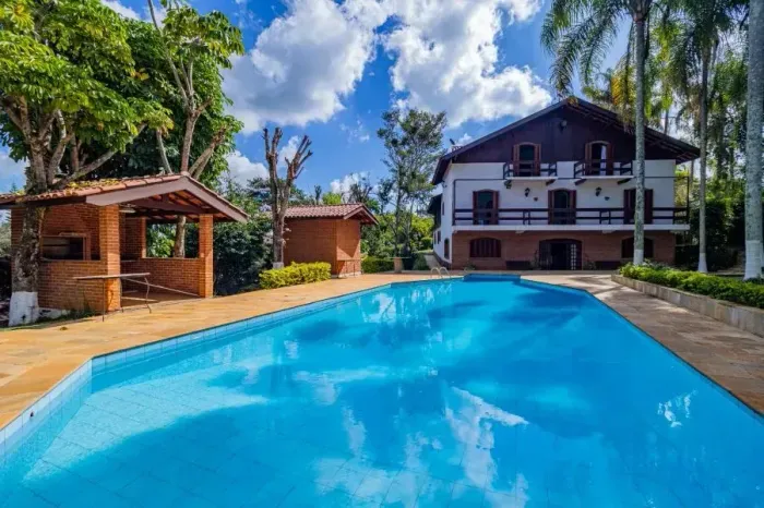 Casa de Condomínio à venda | 9.000 m2 | 7 suítes | 20 vagas em Serra Negra/SP!