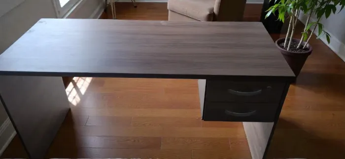 Escrivaninha de mdf, com 2 gavetas, em bom estado.