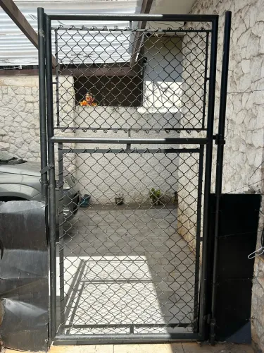 PORTÃO METÁLICO REFORÇADO COM TELA ALAMBRADA REVESTIDA - 1,13 x 2,05m altura
