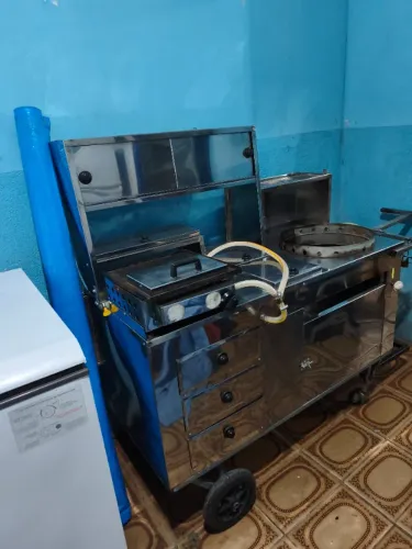 Carrinho de Pastel batata frita e Hot dog prensado , carrinho tem cobertura .