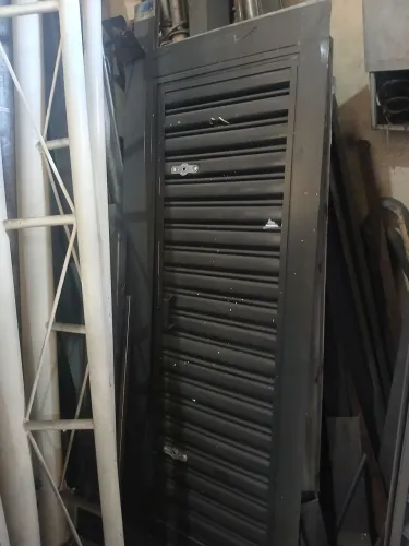 Portinhola de canto para ser instalada junto a porta de aço automática