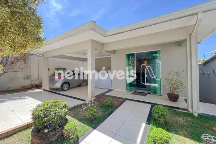 Casa de alto padrão com 04 quartos à venda no Trevo!