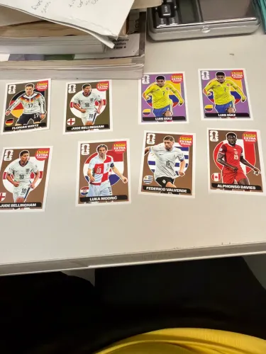 ? VENDO EXTRA STICKERS PANINI ? Figurinhas em excelente estado