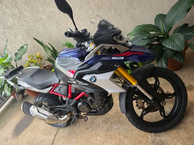 Vendo moto novinha BMW G310 GS 4.500 KM Rodados todas revisões feitas na concessionaria.