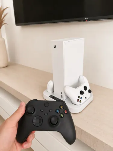 Xbox Séries S com três controles