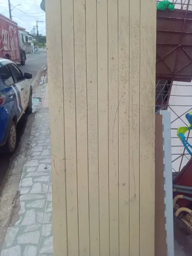 Vendo porta de madeira com os caixilhos.