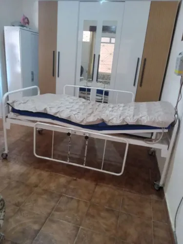 Vendo cama hospitalar ,com colchão e colchão pneumático tudo incluso.