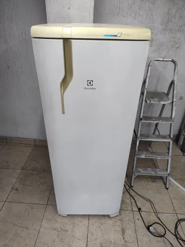 Geladeira Electrolux Frost Free modelo RFE 39 322 litros funcionando aceito Pix entrego 