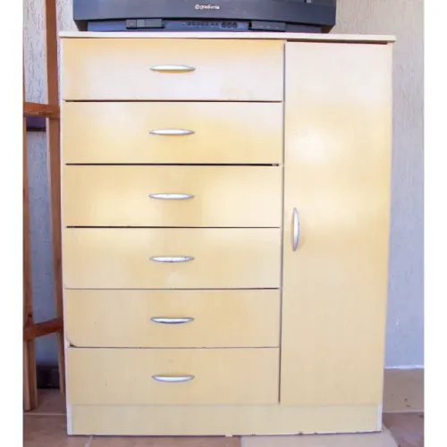 CÔMODA COM 6 GAVETAS E 1 PORTA