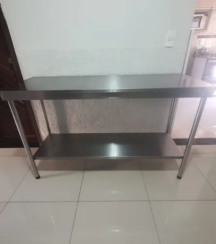 Mesa inox em estado de nova