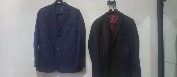 Dois blazers grandes, o azul usado uma única vez e o preto 4 vezes, ambos sem detalhes