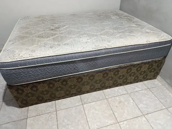Cama box de casal com colchão separado de molas ensacadas