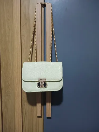 Bolsa pequena, verde claro, Alça na cor dourada.
