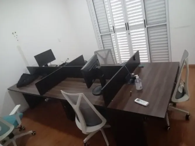 Mesa de Escritório 5 Lugares com Divisórias (Baias) - Estilo Estação Compartilhada