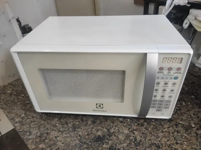 Microondas Eletro lux 20 litros com garantia de 3 meses.