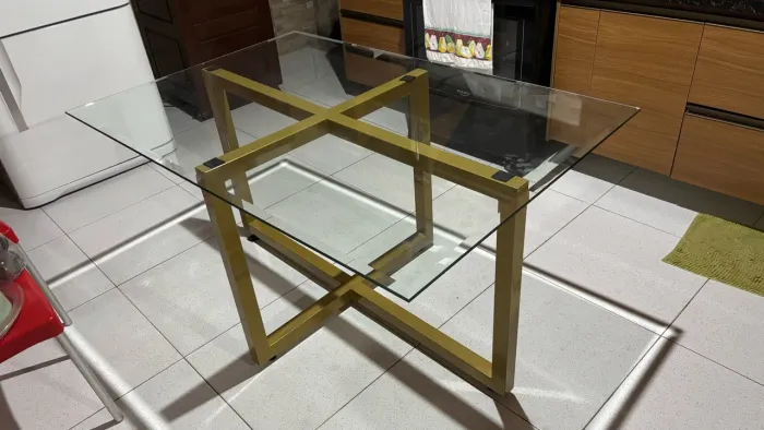 Mesa de vidro com pé em metalon