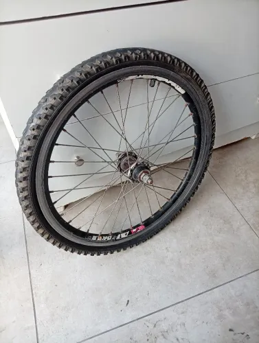Roda Aero dianteira aro 20 montada, cubo de rolamento.