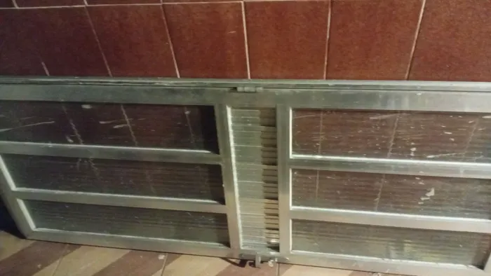 Porta aluminio forte reforçada está apenas suja mais em perfeito estado
