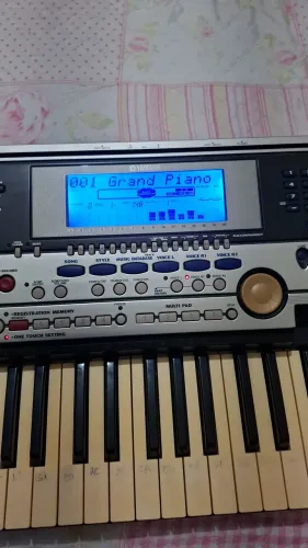 Vendo um teclado yamaha psr 550