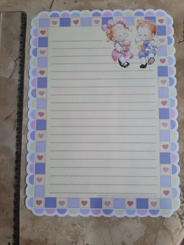 Papel de carta anos 2000, usado em excelente estado, com marcas e manchas devido ao tempo