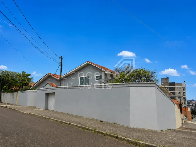 Residência de Esquina com amplo Terreno - Orfãs