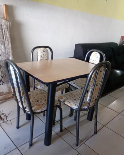 Mesas com 4 cadeiras reformadas