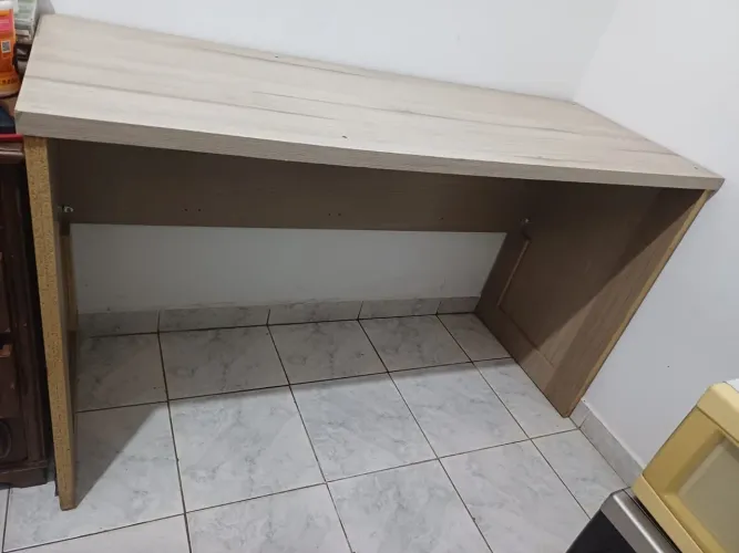 Mesa de escritório e estudos.