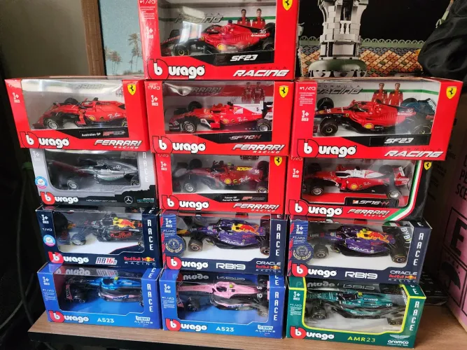 Miniaturas Fórmula 1 - Escala 1:43. Diversos modelos! Ferrari, Red Bull, Mercedes.