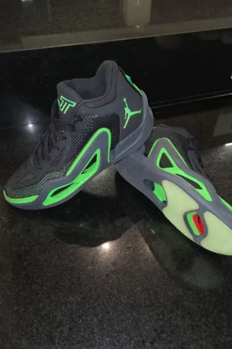 tênis jordan tatum 1 preto e verde 42