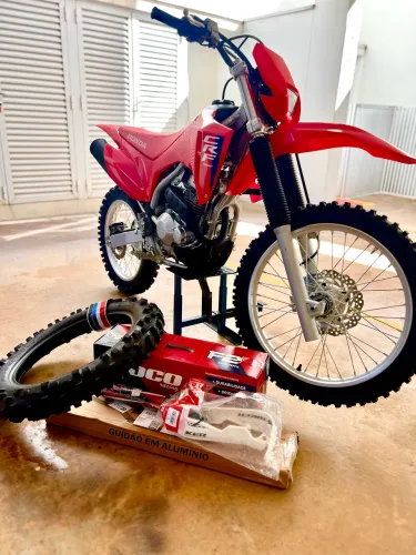 Honda CRF300F 2026 (1hr de uso e com acessórios na caixa)