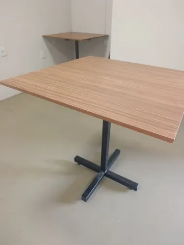 Mesas com tampo.mdf e pés de ferro 