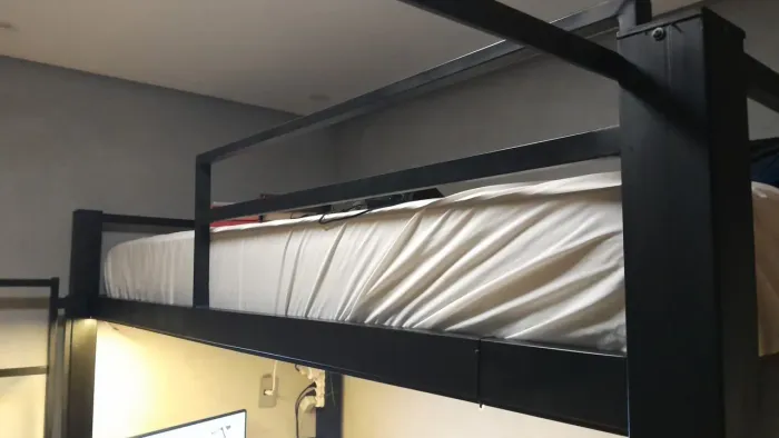 Cama artesanal feita sob medida, peça única. Acompanhanhado do colchão
