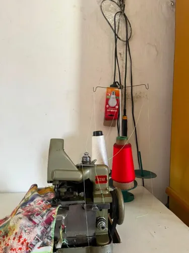 Máquina de overlock semi industrial de mesa em perfeito estado de conservação