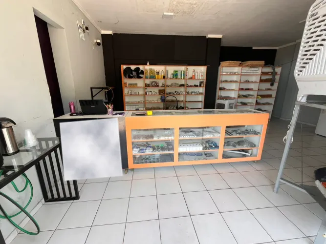 VENDO ESTANTE PARA LOJA COMPLETA, COM BALCÃO E CAIXA.BEM CONSERVADAS , POUCO TEMPO DE USO!