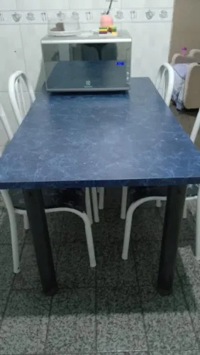 Mesa com placa estilo marmorizado azul com base de ferro 