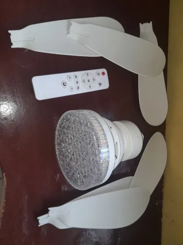 Lâmpada Led com ventilador,  com controle para usar a lâmpada 
