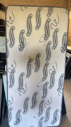 Colchão novo com pequena mancha provocada pela chuva