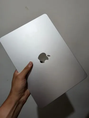 MacBook Air M4 13" Prata | 16GB + 256GB | Só 26 ciclos | Impecável, com caixa