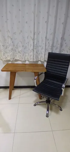 Vendo mesa de madeira maciça freijo nova e uma cadeira de escritório