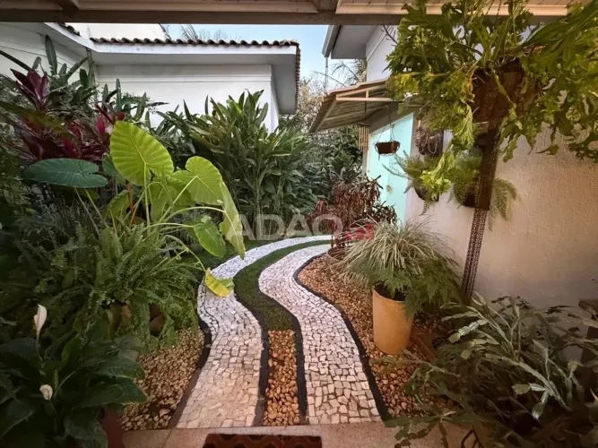 Casa à Venda no Portal do Sol I em Goiânia - 5 Suítes