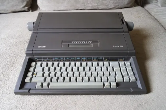 MÁQUINA DE ESCREVER OLIVETTI. MODELO: PRAXIS 204. COMPLETA. ITEM DE COLEÇÃO!