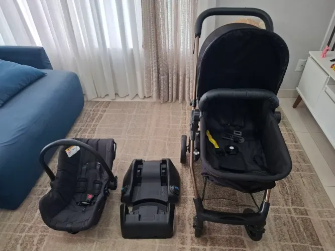 Carrinho de Bebê Burigotto Napoli com bebê conforto e base, usado em bom estado 