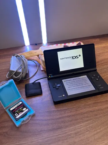 Nintendo DSi preto, acompanha case protetora, carregador e jogo Metroid Prime