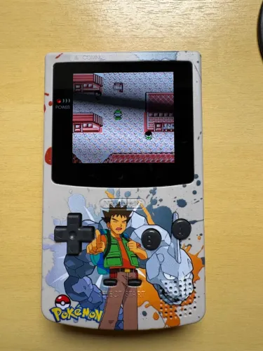 Game Boy Color GBC com Tela AMOLED OLED e Carcaça UV Pokémon Brock